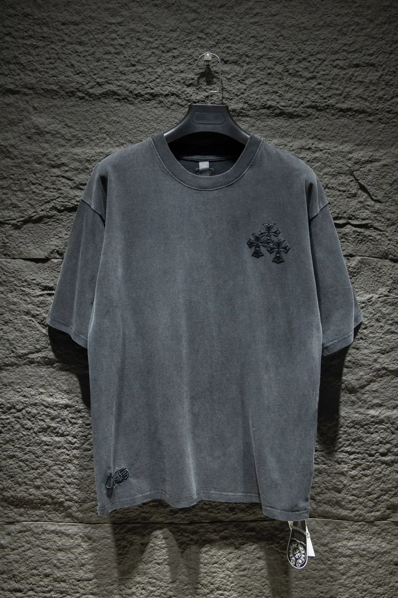 P180 Chrome hearts This year's popular Chrome heart style is too 🉑️. The imported leather label on the front chest is made of ZP material. 1:1 restores the touch and has a large resistance. It is very smooth to the touch, which is different from the market. The letters are machine embroidered with leather material after adjusting according to the original details. The thickness is moderate. The hardware is imported hardware accessories. The front # embroidery adopts imported Tajima high-density heavy industry embroidery technology. The font is three-dimensional and full. Gradient dyeing of ready-made garments, the process of frying snowflakes in the washing water of ready-made garments, heavy distressing and whitening. Hat, collar, pockets, cuffs, front and rear threads, details of holes are clearly visible. It is made of 32-count double yarn and 260-gram weight fabric. It is super comfortable. It is very comfortable and soft to wear in spring and summer, and you will not feel stuffy. It is very comfortable to wear and absorbs sweat, so it is more suitable to wear. It can be used as a base in spring and can be worn casually on the street. The color is eye-catching 👍 The simple version is full of fashion and very comfortable to wear. It is well-designed and refuses to be monotonous and vulgar. It does not make ordinary styles. The modern elements and design sense are overwhelming, giving the piece of clothing a unique fashion color~ Color: White, washed black, Size chart: S M L XL